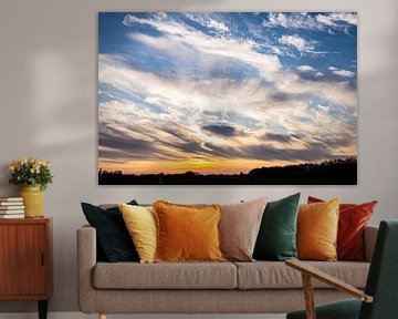 Cirrus au-dessus de la Drente avec le soleil couchant. sur Brian Morgan