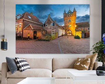 Hattem, stadspoort de Dijkpoort tijdens een winteravond