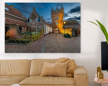 Hattem, stadspoort de Dijkpoort tijdens een winteravond