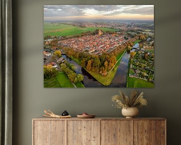 Elburg oude ommuurde stad tijdens de herfst gezien van bovenaf