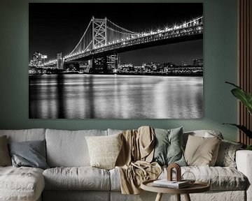 Benjamin Franklin Bridge en Delaware rivier bij nacht | Monochrom van Melanie Viola