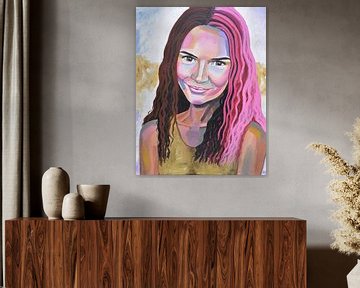 De Glimlach van Expressie;  kleurrijk schilderij van een portret van een vrouw in complementerende kleuren met vriendelijke intense blik in roze bruin blauw en groen van Bianca ter Riet