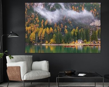 Het kapelletje bij Lago di Braies in de Dolomieten in Italië van Marga Vroom