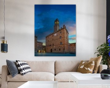 Volterra, mittelalterlicher Palazzo Dei Priori bei Sonnenuntergang. Toskana von Stefano Orazzini