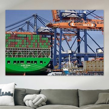 De Ever Given wordt gelost in de haven van Rotterdam.