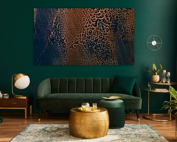 Modern surrealisme abstractie met organische textuur in koper goud brons van Mad Dog Art