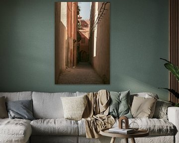 Sunlight and shadow in a hidden alley by Stille Vertelling