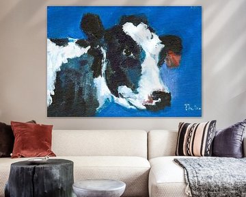 Kop van zwartbonte koe op blauwe achtergrond van Thea Bouwman