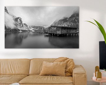 Pragser Wildsee in de Dolomieten in Italië in Zwart Wit van Marga Vroom
