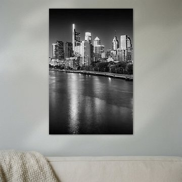 Philadelphia Blick von der South Street Bridge auf Downtown am Abend | Monochrom