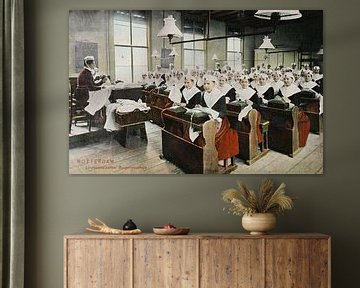 De linnennaaikamer in het burgerweeshuis in Rotterdam  in 1909 van Patricia Hofmeester
