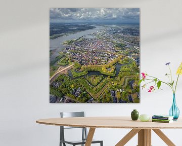 Fort stad Gorinchem vanuit de lucht van Niels Tichelaar