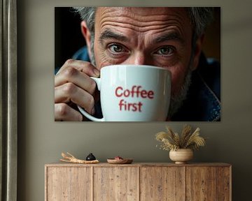 Man die koffie drinkt uit mok met tekst koffie eerst van Markus Gann