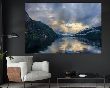 Lysefjord boottocht in Noorwegen bij zonsopkomst van Henk van Dijk