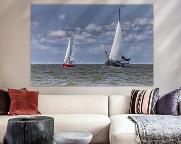 Zeilboten op het Markermeer voor de kust van Marken.