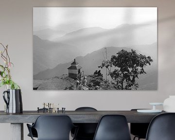 Blick auf eine Hügellandschaft in Nepal (schwarz-weiß) von Erika van Elst