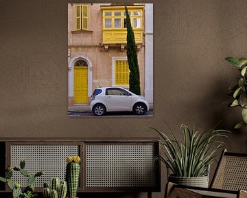 Traditioneel geel balkon op Malta van Judith van Wijk