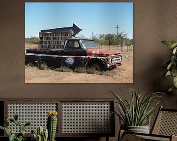 Roestige pickup truck als wegwijzer naar muzikale stad in Texas van Atelier Liesjes