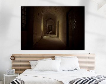 Stoel in hal van psychiatrische inrichting van On Your Wall