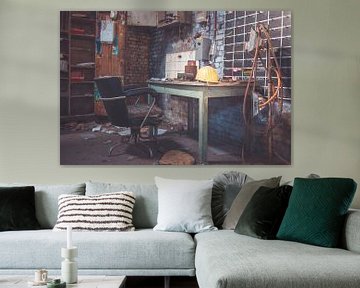 Verlaten werkplaats in oude garage van On Your Wall