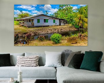 Oud huis op Plantage Katwijk bij Paramaribo in Suriname van René Holtslag