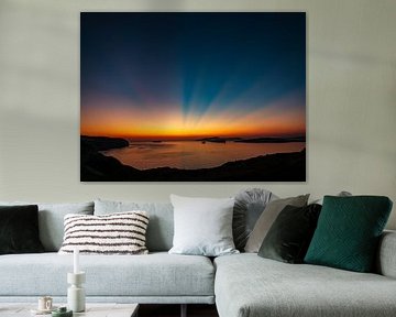 Magischer Sonnenuntergang mit strahlendem Himmel über ruhigem Meer