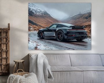 Porsche 911 GT3 noire dans les Highlands enneigés sur Bianca Bakkenist