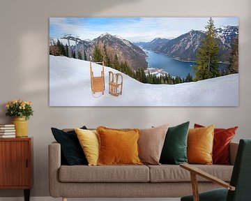 Twee houten sleeën bij het bergstation van Zwölferkopf Tirol van SusaZoom
