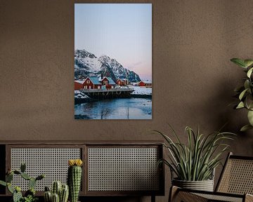 Rode huizen in een vissersdorpje | Henningsvaer, Lofoten, Noorwegen van Suzanne Spijkers