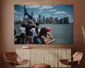 Des touristes observent la ligne d'horizon de New York sur un bateau sur Erwin van Kester