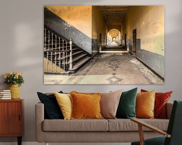 Trap en hal in oude gevangenis van On Your Wall