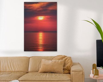 Le soleil rouge se couche presque à l'horizon sur On Your Wall