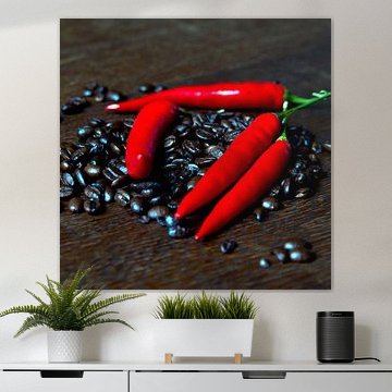 Frische Kaffeebohnen und roter scharfer Chili