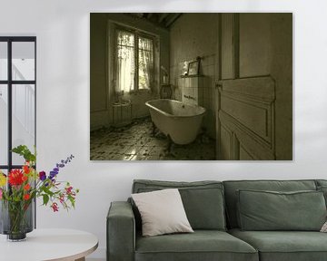 Badezimmer im verlassenen Haus eines Arztes von Kristel van de Laar
