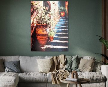 oude trap drie terracotta potten bloemen stenen muren