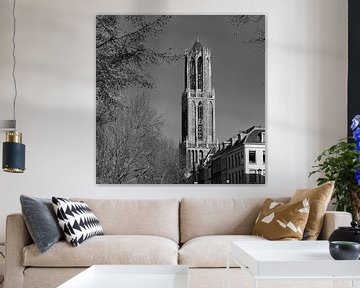 De Domtoren van Utrecht in zwartwit gezien vanaf de werf bij de Weesbrug