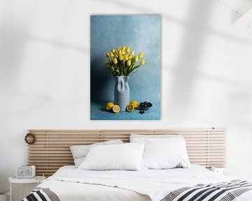 Stilleven met gele tulpen, citroenen en blauwe bessen
