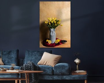 Stilleven met gele tulpen, citroenen en blauwe bessen