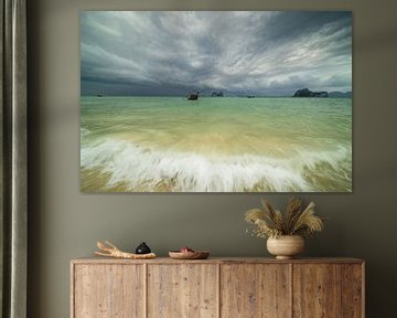 op het strand van Koh Ngai van Walter G. Allgöwer