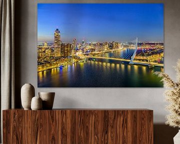 Rotterdam in de avond bij de Erasmusbrug over de Maas van Sjoerd van der Wal Fotografie