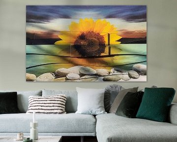 Zonnebloem, strand, schelpen en lucht. Digitaal fotowerk. Lijkend een ondergaande zon van Andre Wilkens