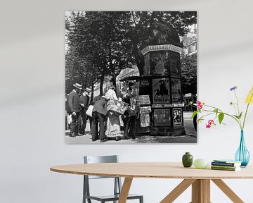 Parijs in de 19de eeuw. Kiosk met publiek boulevard dagbladen en tijdschriften..nostalgie van littletreasureshouse