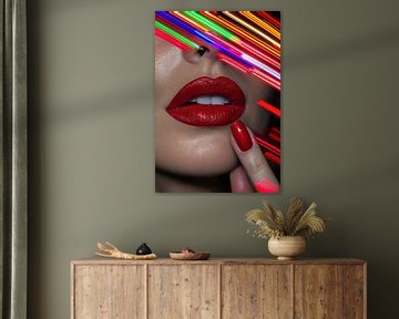 Vrouw met rode lippenstift en neonlichten van Frank Heinz