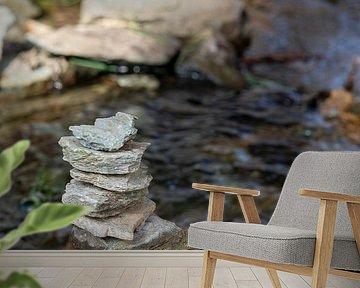 Balance Steine ​​an einem Bach Spirituelle Entspannung vertikaler Schwarz -Weiß -Fotografie von Animaflora PicsStock