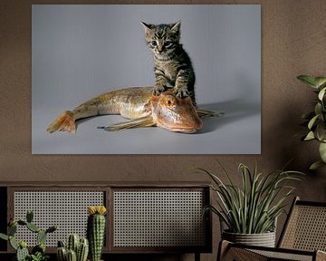 Petit chat avec un gros poisson mort, sculpture abstraite