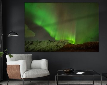 Noorderlicht boven besneeuwde bergen van Hoven Fotografie