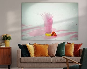 Summersplash (splashfoto van zomerfruit in een aarbeienmilkshake) van Birgitte Bergman