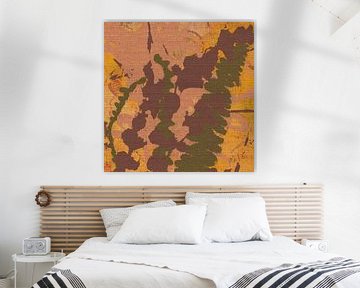 Kleurrijk wandkleed. Taupe bloemen en groene varenbladeren op geel. van Dina Dankers