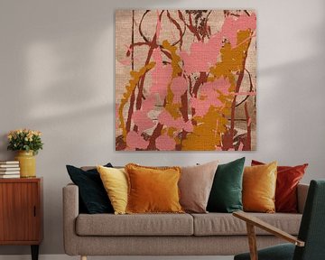 Kleurrijk wandtapijt. Roze bloemen en okerkleurige varenbladeren. van Dina Dankers