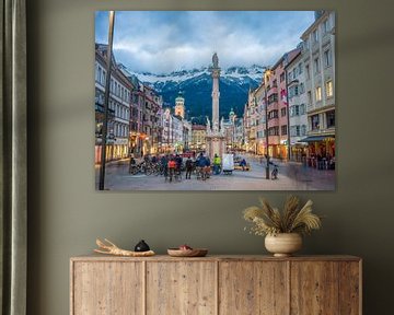 Innsbruck: Maria-Theresien-Straße mit Annasäule am Abend